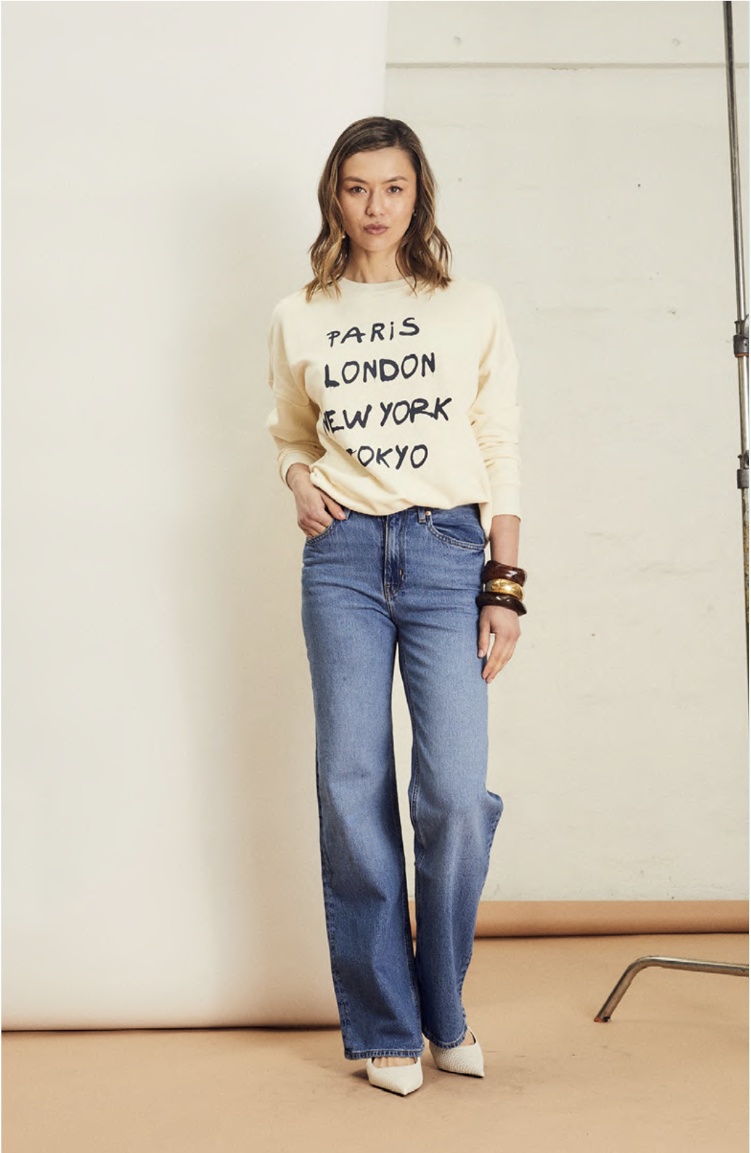 WE ARE THE OTHERS - Amara Slouch Sweat - Cream Cities