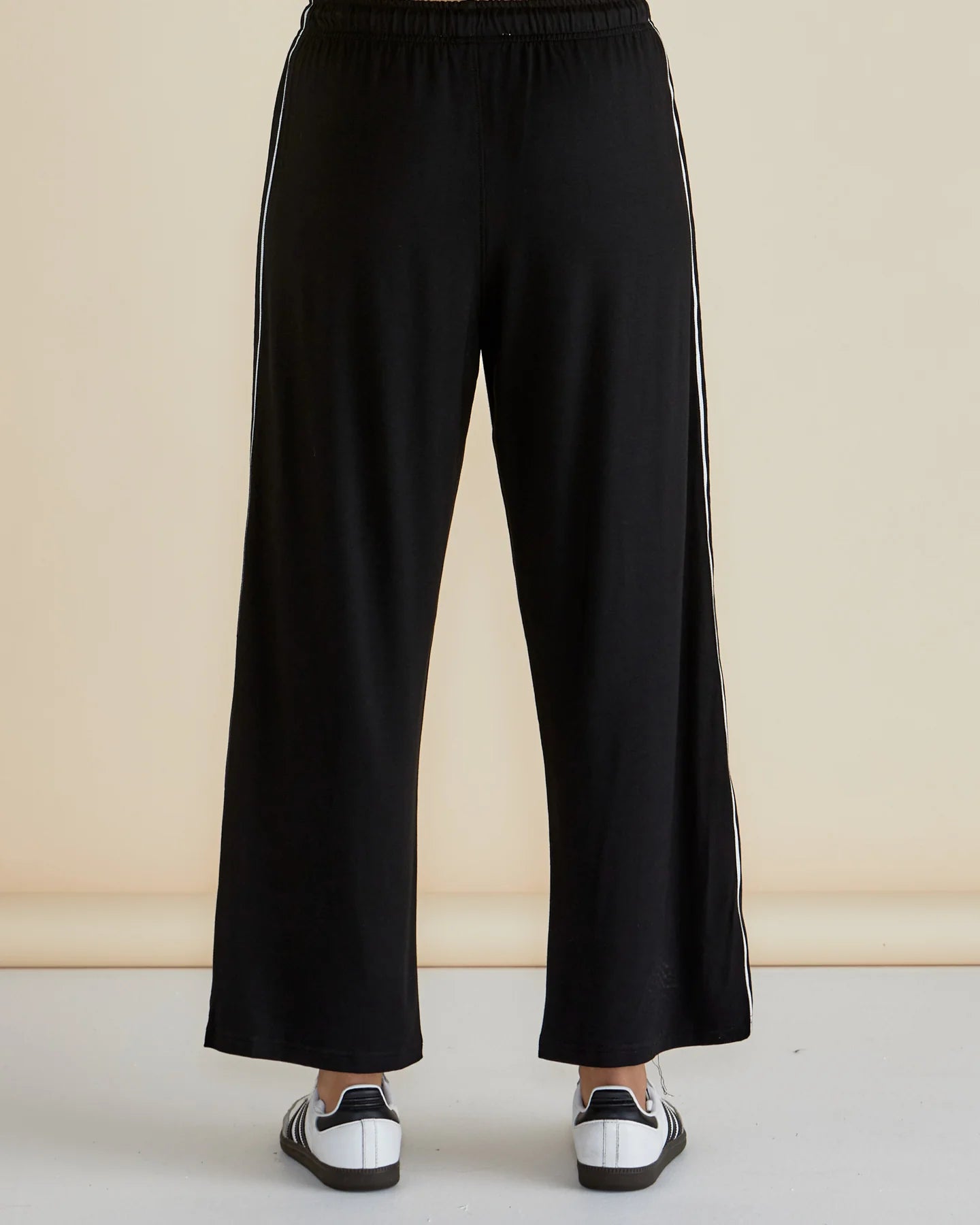BETTY BASICS - Evelyn Wide Leg Jogger (Black)