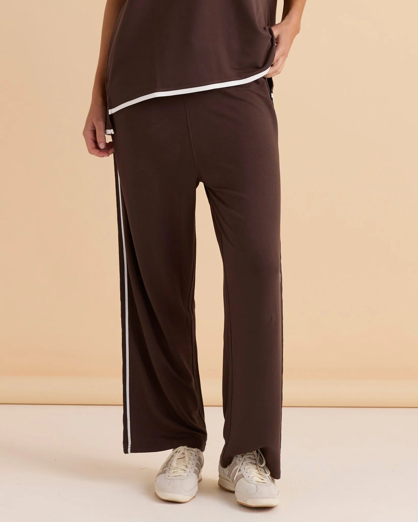 BETTY BASICS - Evelyn Wide Leg Jogger (Chocolate)