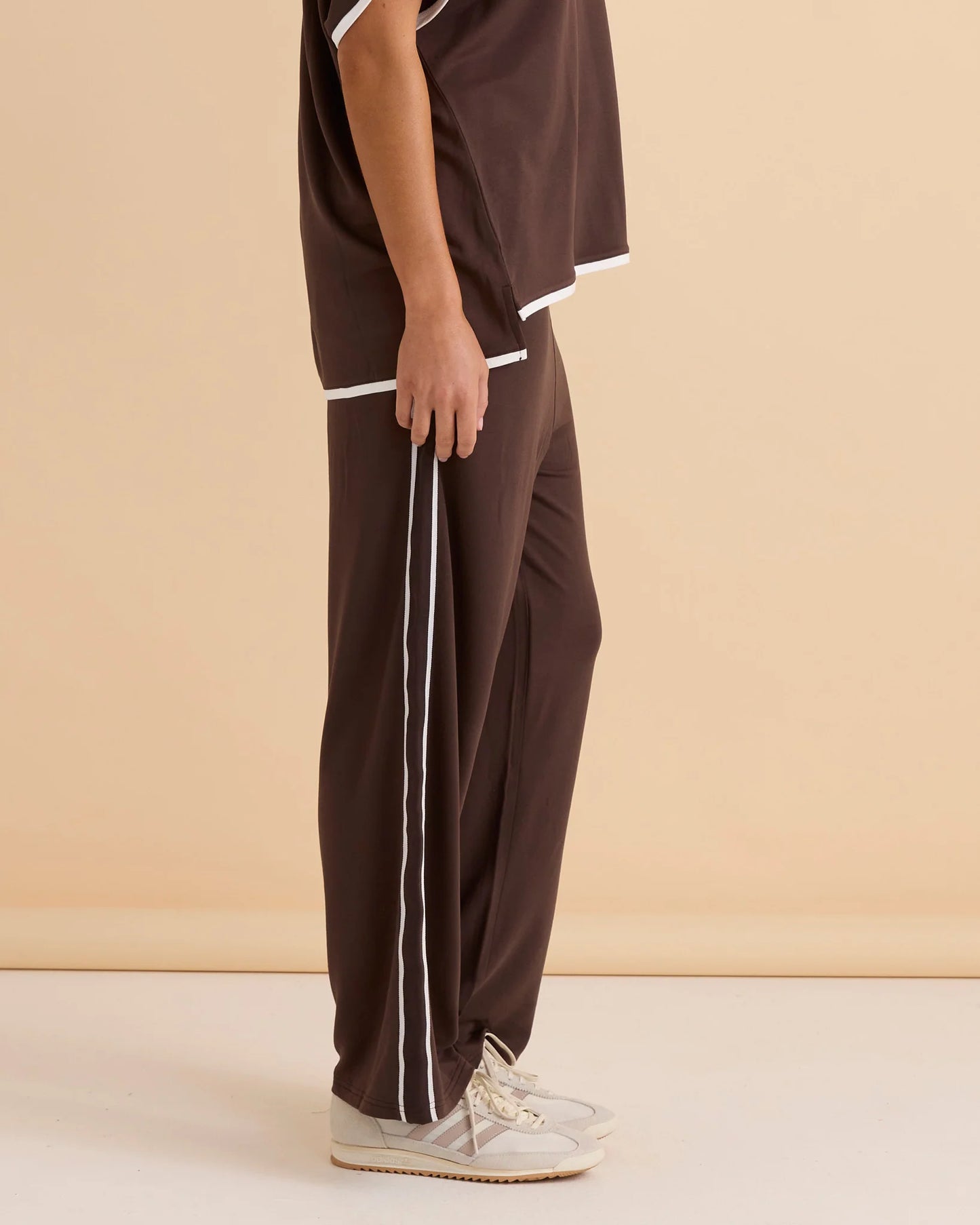 BETTY BASICS - Evelyn Wide Leg Jogger (Chocolate)